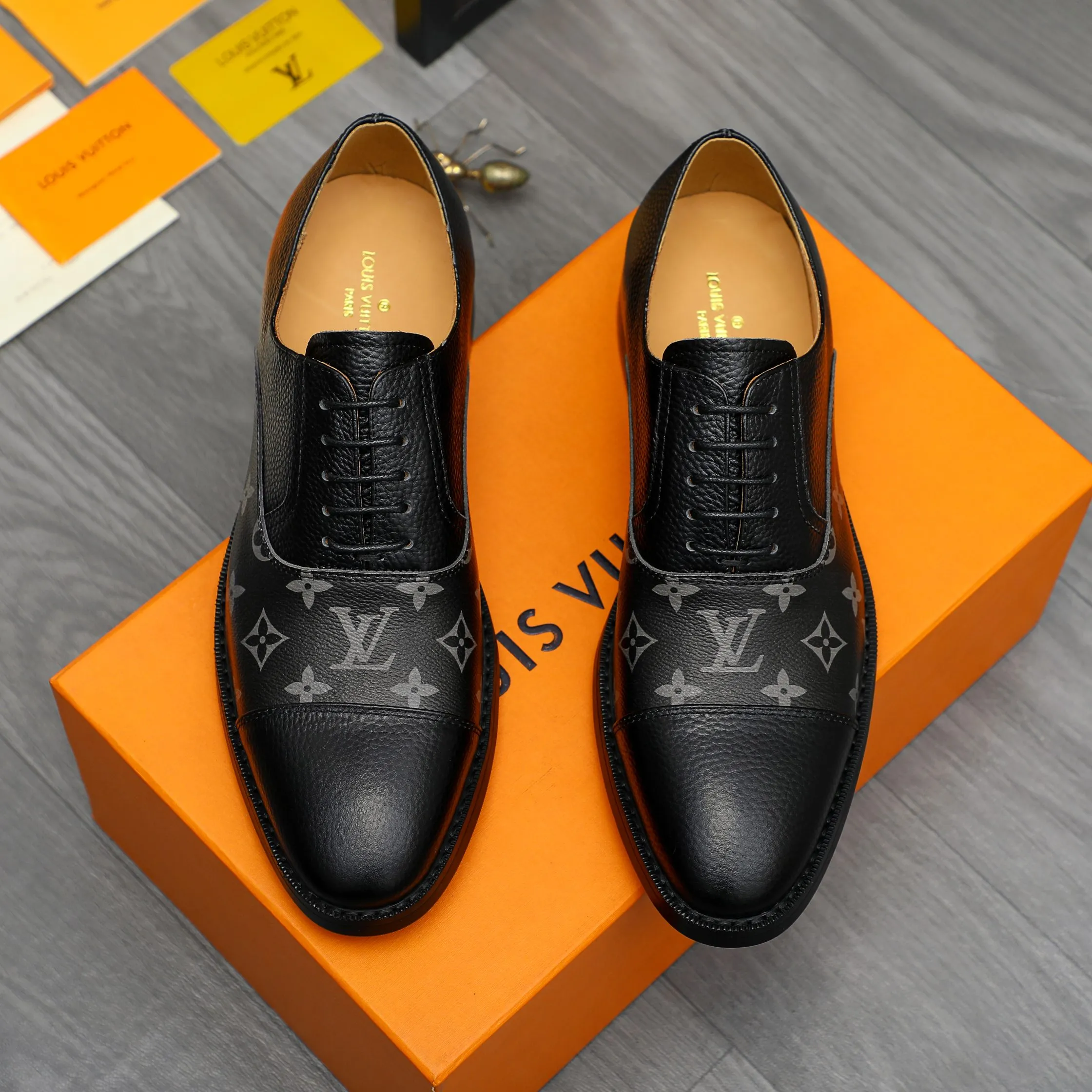 Men's shoes 💰500 Product trademark: LV "Louis Vuitton" business formal leather shoes Regular size: 39-45 (.45 customization is non-refundable) Product material: Selected pebbled cowhide stitching printed upper, cowhide lining, original rubber outsole